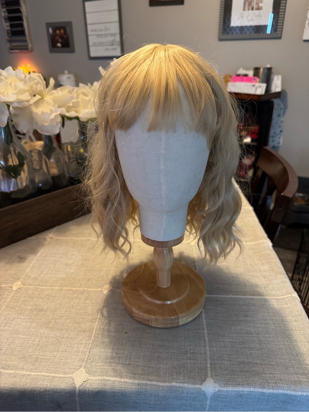 Short Wavy Wig with Bangs in Light Blonde - Classic Everyday Style